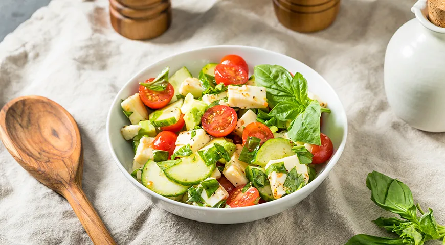 Нерафинированное масло авокадо отлично раскрывает вкус овощей и зелени