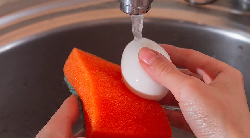 Перед варкой скорлупу следует осторожно, но тщательно вымыть губкой со средством для мытья посуды, содой или мылом