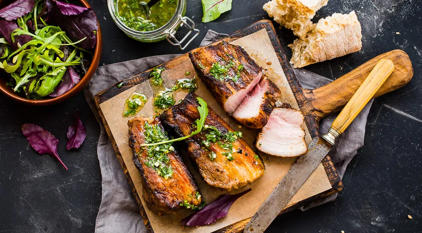 Рецепт свиной грудинки на барбекю с пряными травами