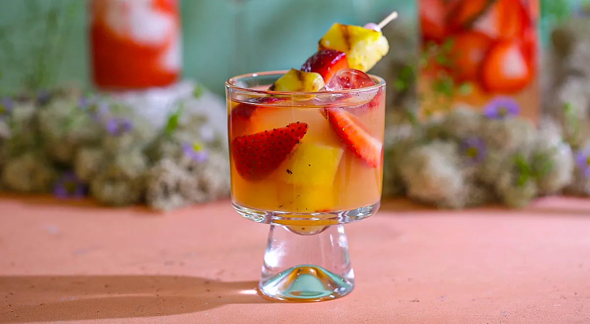 Рецепт сангрии с игристым вином, ананасом на гриле и клубникой