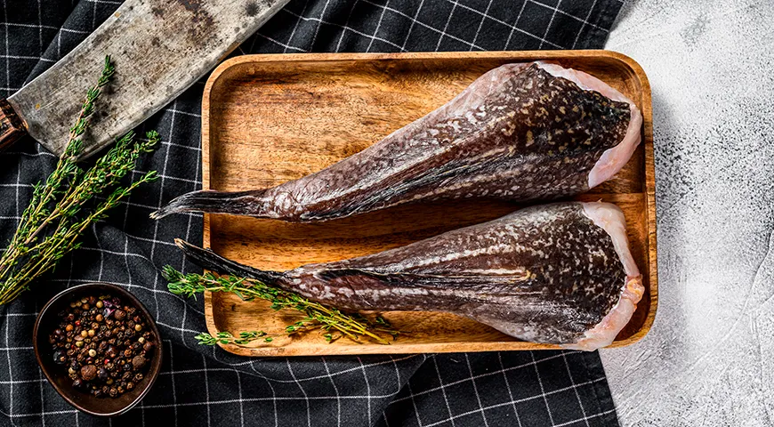 Свежий удильщик продается в виде хвостовой части — выбирайте плотное, упругое мясо светлого оттенка без склизкой или липкой пленки