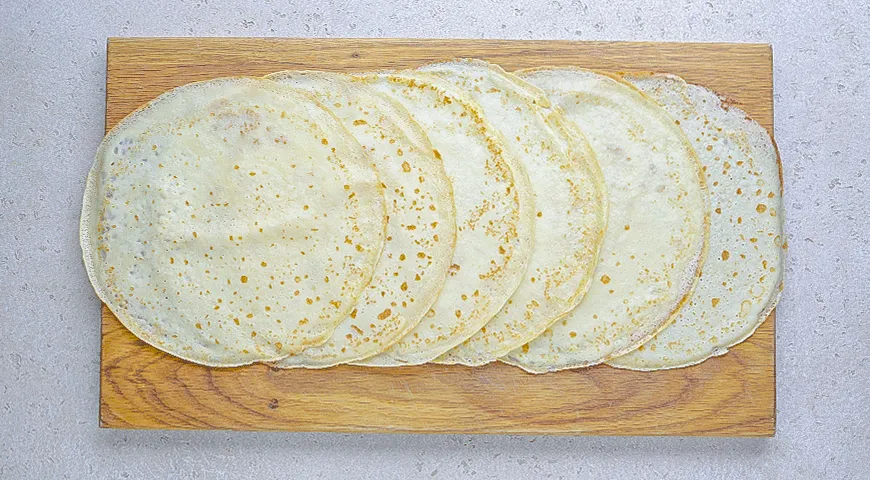 Блинная улитка с ветчиной и грибами