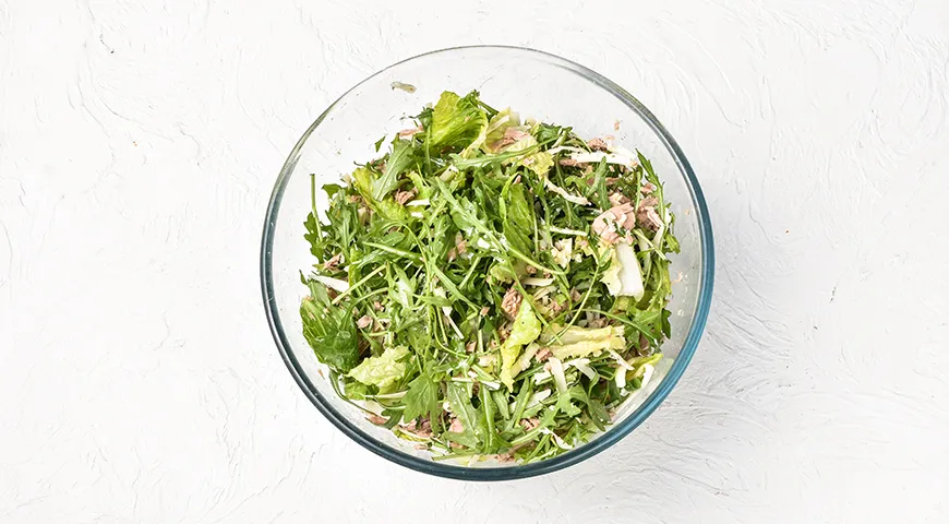 Салат с консервированным тунцом и грибами