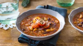 Суп из фасоли с помидорами и тимьяном