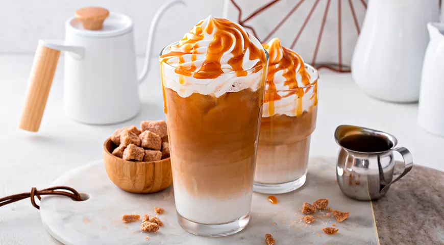 В США айс латте нередко подают в больших стаканах, добавляя сироп и украшая взбитыми сливками и карамелью