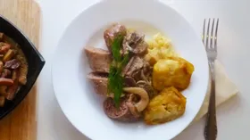 Свиные колбаски с грибным соусом и пюре из сельдерея