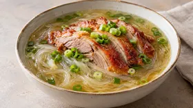 Суп со "стеклянной" лапшой и кусочками копченой утки (Kao ya fensi tang)