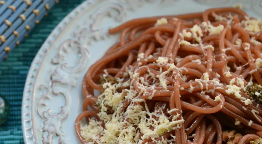 Вкусные спагетти с брокколи в красном вине