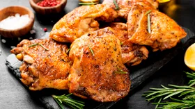 Как пожарить куриные бедра на сковороде или мангале: секреты сочного мяса и 7 проверенных рецептов