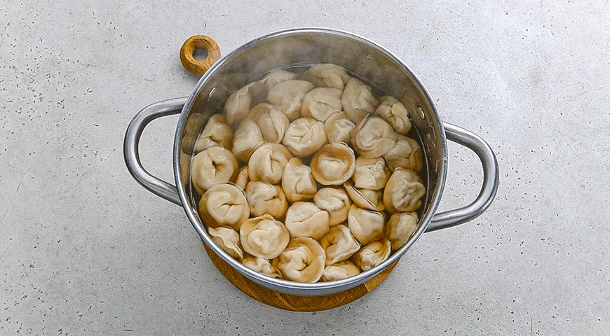 Пельмени сибирские в грибном бульоне