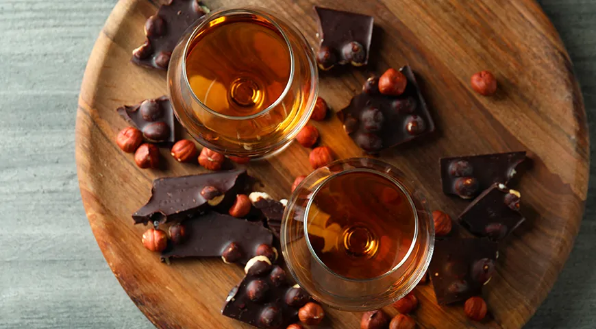 Допустимые цвета кальвадоса бывают от желтого до насыщенного золотистого, однако мутность или чрезмерно бледный цвет могут свидетельствовать о низком качестве продукта либо недостаточном сроке выдержки