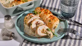 Куриные рулеты с грибами и сыром в сметанном соусе в духовке
