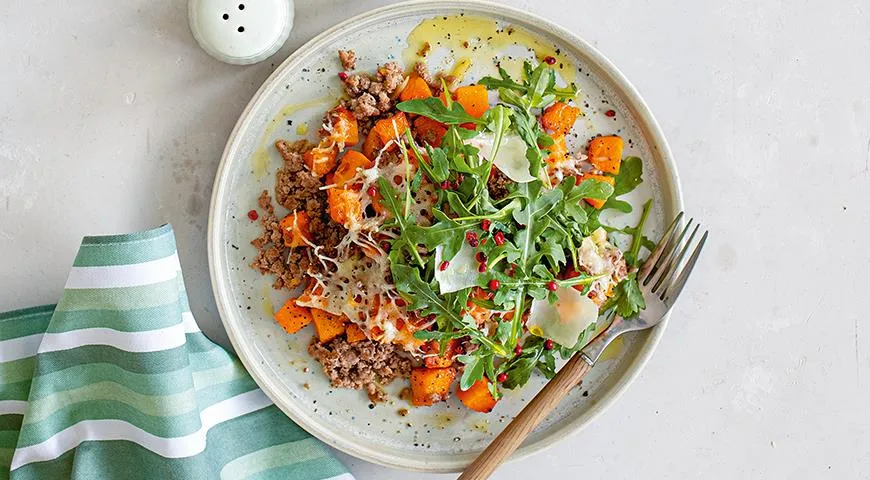 Жаркое из тыквы с фаршем и руколой