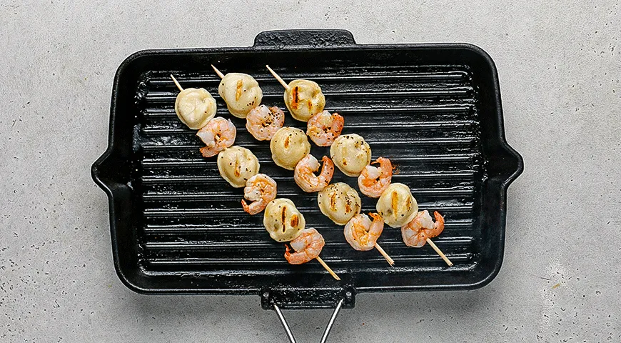 Шашлычки из пельменей с креветками
