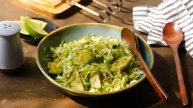 Весенний салат из капусты с авокадо и лаймом