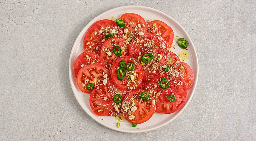 Салат из розовых томатов с орехами