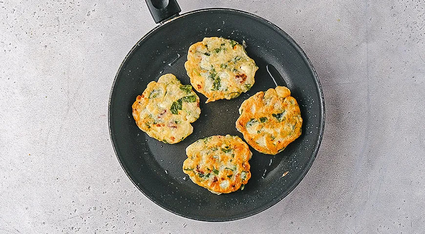 Оладьи на минеральной воде со шпинатом и фетой
