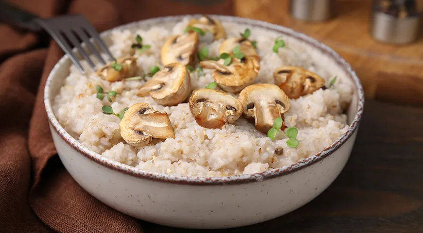 Ячневая каша на воде с шампиньонами
