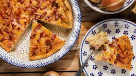 Французский луковый пирог с копченой грудинкой