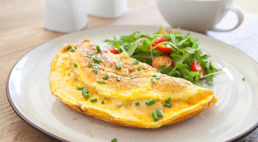 Яйцо в день или омлет поддержат организм пожилого человека не только белком, но и витамином D