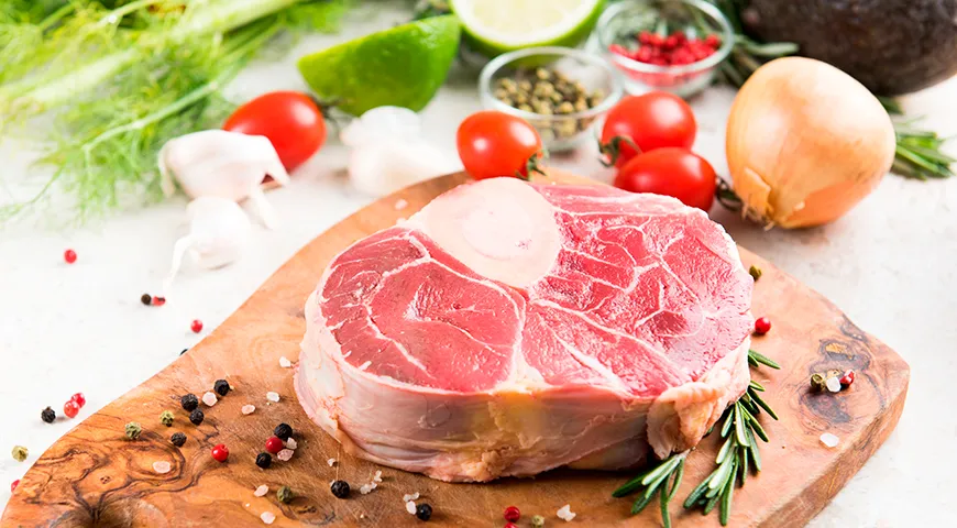 Поперечные «шайбы» говяжьей голяшки с округлой мозговой косточкой в центре — классическая форма для оссобуко