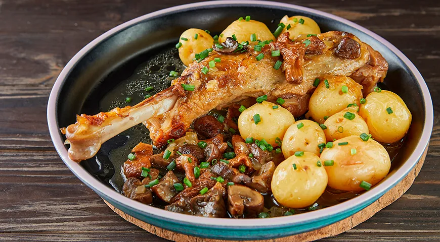 Утиные ножки с портобелло и лесными грибами, запеченные с молодым картофелем и арманьяком