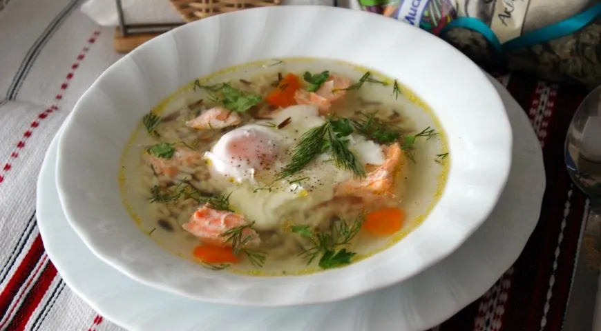 Суп из сёмги с рисом Акватика микс и яйцом пашот