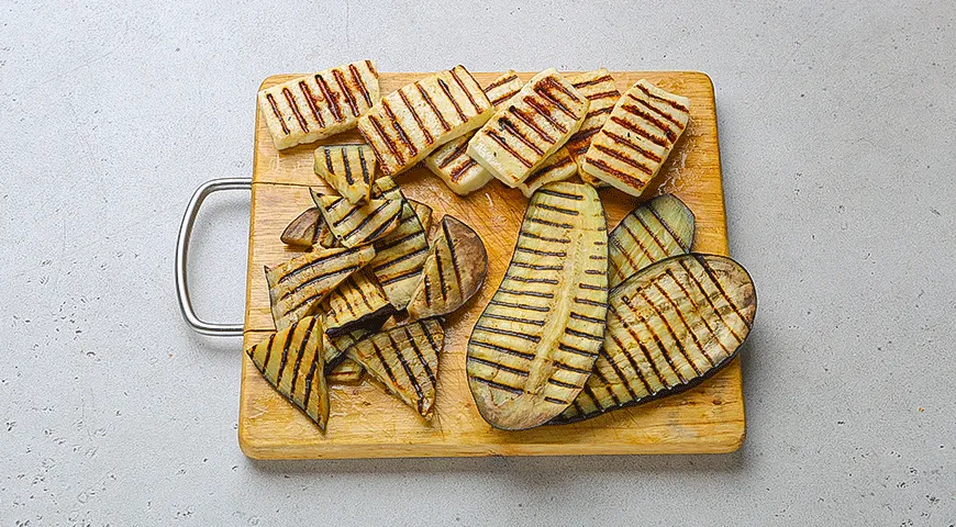 Салат из баклажана с булгуром и халуми
