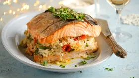 Запеченный лосось, фаршированный рисом, овощами и травами