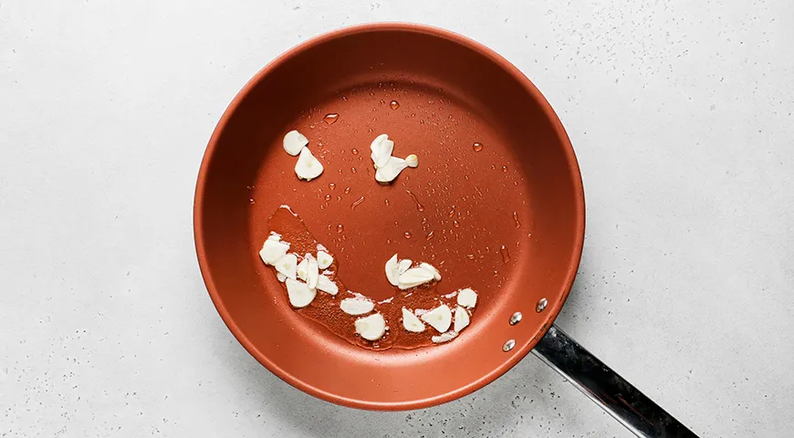 Жаренная картошка с колбасой на сковороде