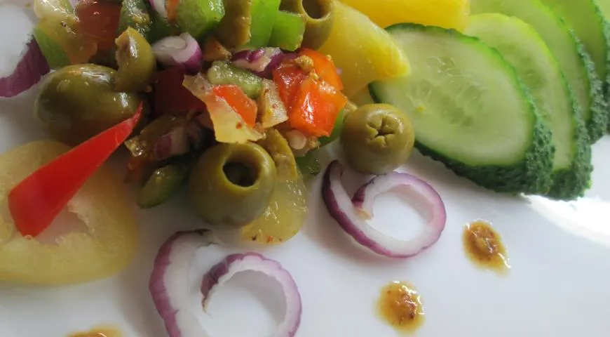Рецепт фруктово-овощного салата с пряным соусом