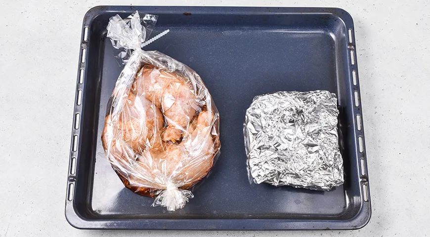 Куриные окорочка, запечённые в медово-соевом соусе, в рукаве