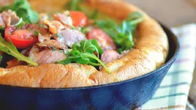 Dutch baby pancake c острым мясным салатом