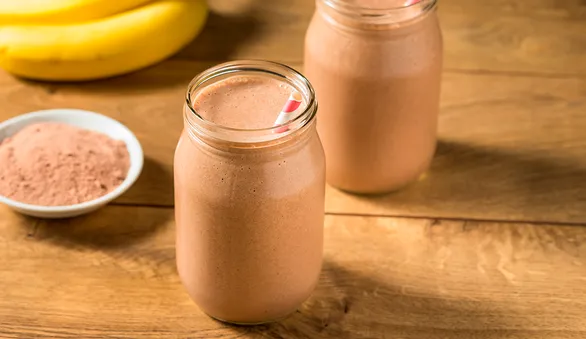 Банановый смузи с молоком и какао