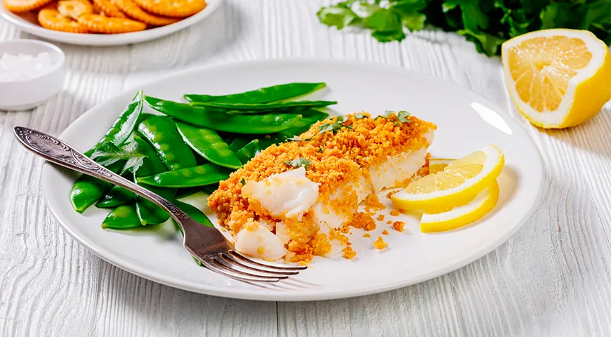 Пикша, запеченная в хрустящих крекерах 