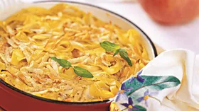 Сладкая запеканка из лапши с морковью и яблоком