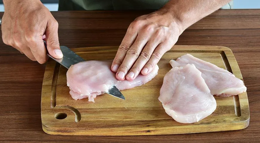 Для куриного шницеля разрежьте филе вдоль пополам на два куска толщиной не менее 8 мм