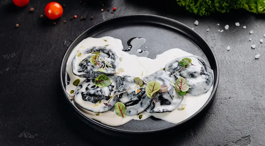 Черные равиоли с кальмарами и креветками в сливочном соусе