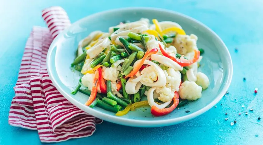 Кальмары, тушенные с овощами на сковороде