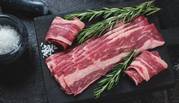 Говяжий бекон: как его делают, чем отличается от свиного и почему стал таким популярным — отвечает профессиональный мясник