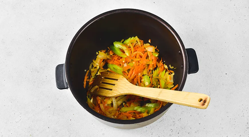 Тушенная картошка с фаршем в мультиварке