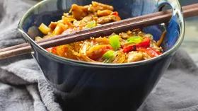 Стеклянная лапша со свининой и сезонными овощами