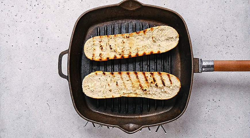 Багет с прошутто, сыром и джемом