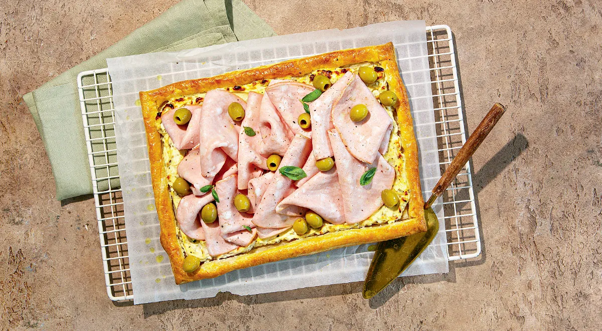 Рецепт тарта с творожным сыром, любительской колбасой и оливками