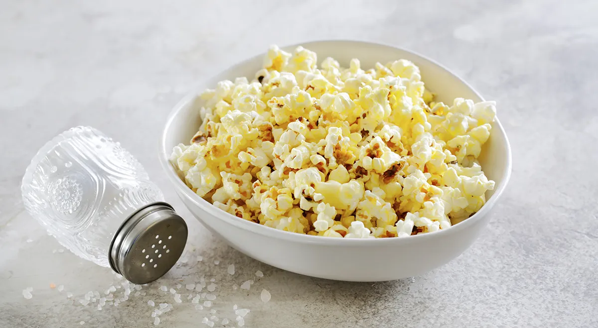 Соль и сливочное масло – классические и самые вкусные добавки к попкорну