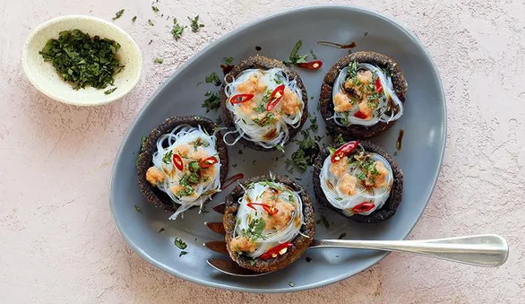 Шампиньоны с фунчозой, икрой мойвы и кинзой