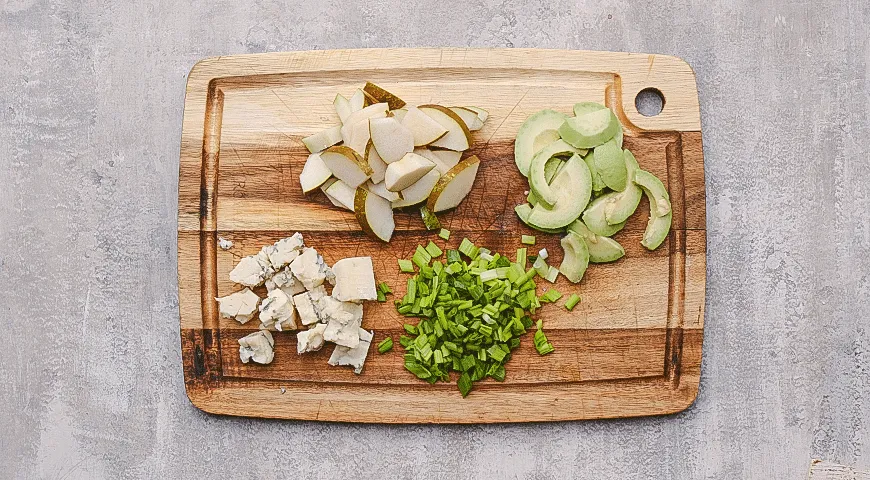 Салат с грушей и голубым сыром