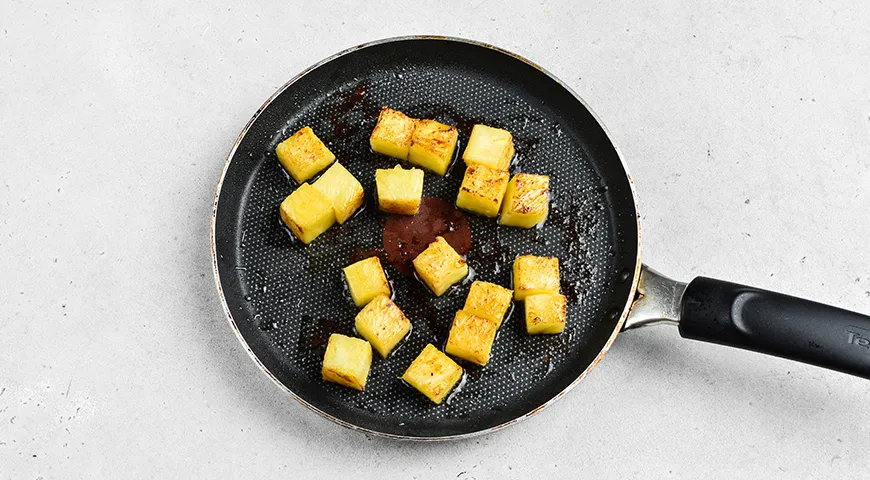 Новогоднее канапе с ананасом на шпажках