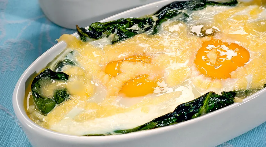 Запеченные яйца со шпинатом и сыром 