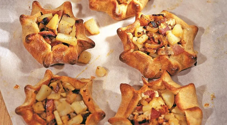 Колядки из ржаной муки с беконом и картофелем